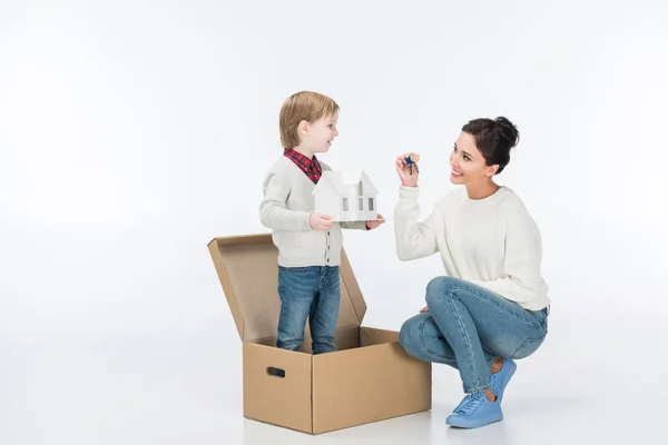 Niño Sosteniendo Casa Cartón Con Madre Sosteniendo Llave Nueva Casa — Foto de Stock