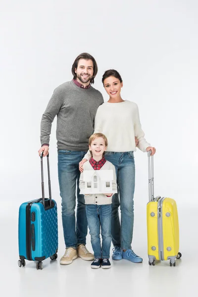 Niño Sonriente Sosteniendo Carton House Listo Para Mudarse Con Familia — Foto de stock gratis