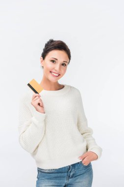mutlu kadın kredi kartı üzerinde beyaz izole gösteren 