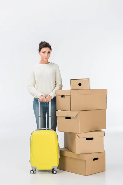 白で隔離は新しい家に移動のスーツケースや段ボールの箱を持つ女性  — 無料ストックフォト