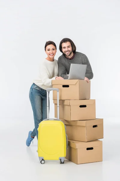 Couple Using Laptop Cardboard Boxes Looking Camera Isolated White — Free Stock Photo