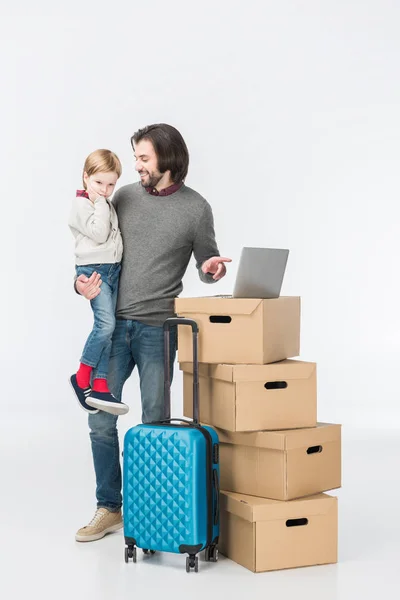 Padre Con Hijo Usando Ordenador Portátil Cajas Cartón Aisladas Blanco —  Fotos de Stock