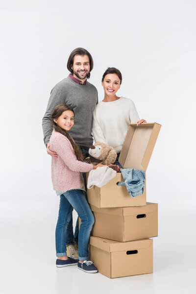 Счастливая семья с картонными коробками переезжает в новый дом
 