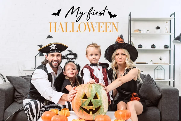 Portret Van Familie Verschillende Halloween Kostuums Salontafel Met Pompoenen Thuis — Gratis stockfoto