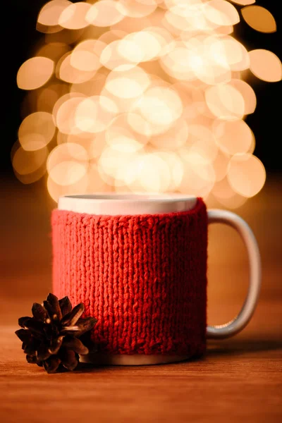 Vue Rapprochée Tasse Boisson Chaude Cône Pin Sur Une Table — Photo