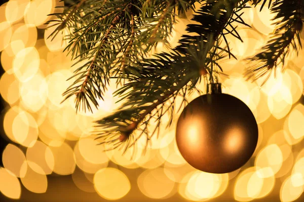 Vista Cerca Bola Navidad Dorada Colgada Pino Con Fondo Luces —  Fotos de Stock