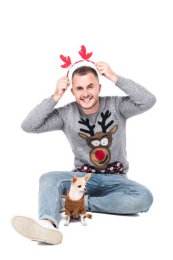 Festival geyik boynuzları küçük chihuahua köpek yakın tarafından üzerinde beyaz izole ile başının üstüne koyarak mutlu adam