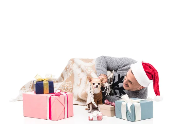 Homem Feliz Santa Claus Chapéu Com Chihuahua Cão Natal Presentes — Fotos gratuitas