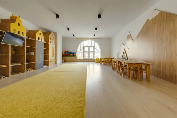 Aconchegante Jardim Infância Sala Aula Interior Com Tapete Amarelo Mesas — Fotografia de Stock
