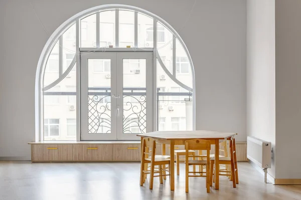 Ξύλινο Τραπέζι Καρέκλες Στην Αίθουσα Φως Μινιμαλιστική Νηπιαγωγείο — Φωτογραφία Αρχείου