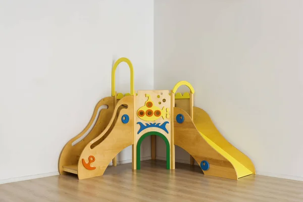 Belos Slides Madeira Brilhante Sala Jogos Jardim Infância — Fotografia de Stock