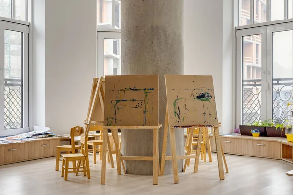 イーゼルと現代の幼稚園の教室で木の椅子 — ストック写真
