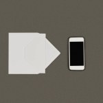 Vue du dessus de l'enveloppe blanche, de la carte blanche et du smartphone avec écran blanc isolé sur gris