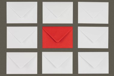 gri arka plan üzerinde izole kapalı kırmızı ve beyaz harfler 