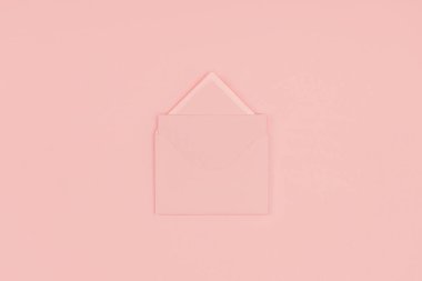 açık pembe mektubunun, pembe arka plan izole üstten görünüm