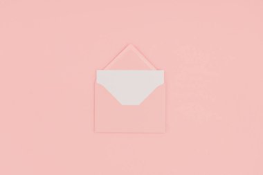 pink izole boş beyaz kartı ile açık pembe zarfının üstten görünüm