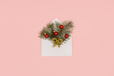 çam çırpı ve pink izole parlak Noel baubles ile beyaz zarfının üstten görünüm