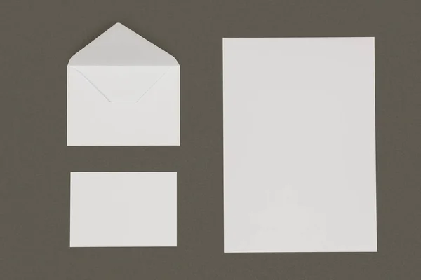 Pohled Shora Otevřené Bílé Obálky Prázdné Karty Papírové Archy Izolované — Stock fotografie