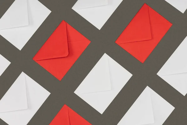 Верхний Вид Закрытых Красных Белых Букв Выделенных Сером Фоне — стоковое фото