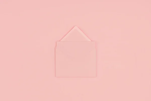 粉红色背景查出的开放粉红色字母的顶部视图 — 图库照片