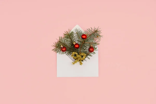 Bovenaanzicht Van Witte Envelop Met Spar Twijgen Glanzende Kerstballen Geïsoleerd — Stockfoto