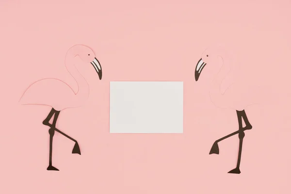 Close Beeld Van Lege Witte Kaart Papercut Flamingo Geïsoleerd Roze — Gratis stockfoto