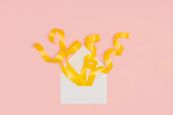 打开白色信封特写视图在粉红色查出的黄色丝带 — 免费的图库照片