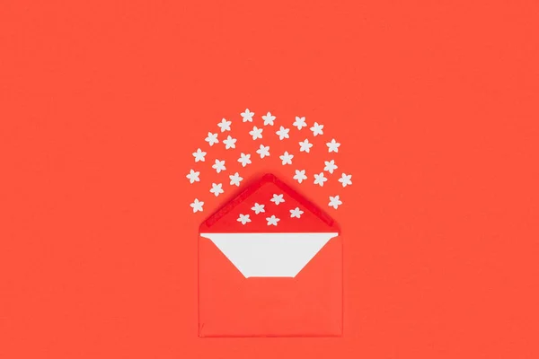 Vista Superior Envelope Vermelho Aberto Com Cartão Branco Pequenas Estrelas — Fotografia de Stock