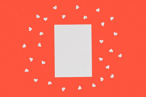 Верхний Вид Пустой Белой Карты Маленькие Сердца Изолированные Красный — стоковое фото
