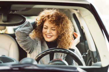 mutlu güzel kıvırcık zencefil kadın arabada oturan kapalı gözlerle 