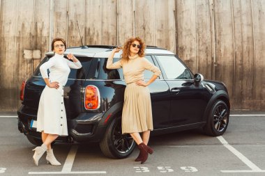 Kaplumbağa boyunlu ve Street car yakınındaki poz etek yetişkin moda bayan modeller