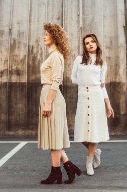 Kaplumbağa boyunlu ve kentsel Sokağı'nda poz etek moda bayan modeller