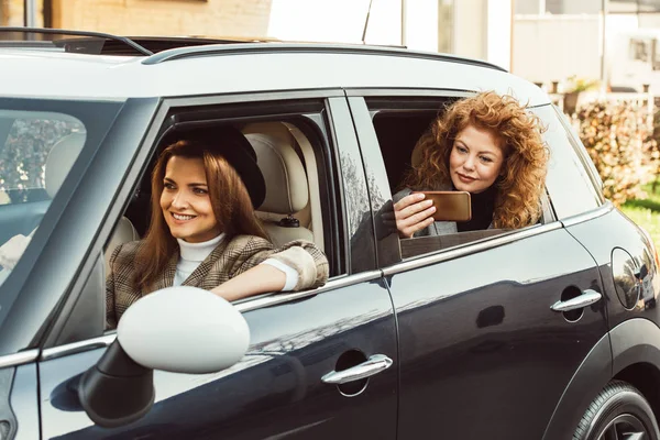 Mooie Roodharige Vrouw Leunend Uit Van Auto Nemen Selfie Smartphone — Stockfoto