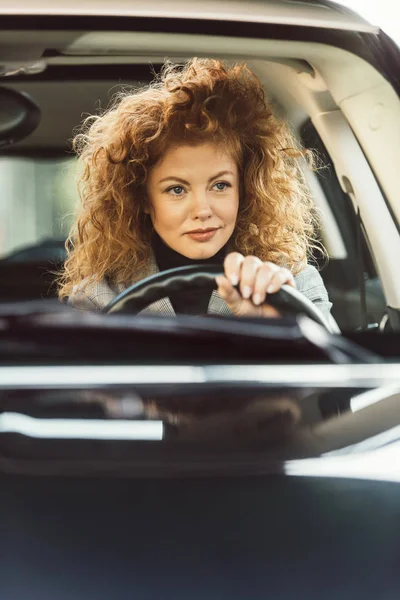 Portret Van Mooie Vrolijke Gember Krullend Vrouw Rijdt Auto — Stockfoto