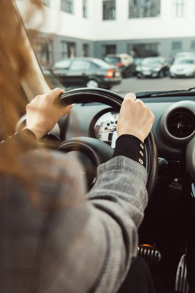 裁剪的图像成年妇女驾驶汽车 — 图库照片