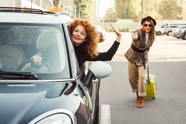 Redhead Curly Woman Driving Away Waving Hand Stylish Female Tourist — Free Stock Photo