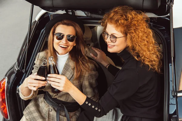 Vista Ángulo Alto Sonrientes Amigas Tintineo Por Botellas Refresco Maletero — Foto de stock gratis