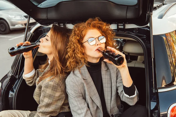 High Angle View Female Friends Jackets Drinking Soda Car Trunk — Stock Photo, Image