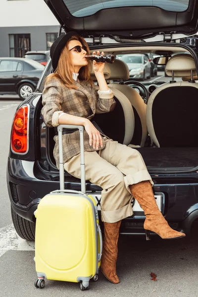 Stylowe Kobiece Turystycznych Czarny Kapelusz Sody Pitnej Siedząc Bagażniku Samochodu — Darmowe zdjęcie stockowe