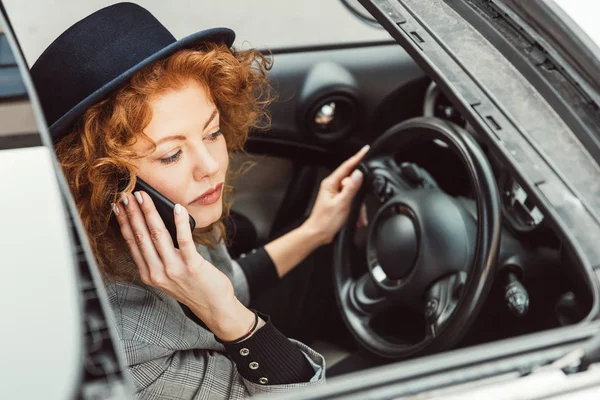 Selective Focus Beautiful Ginger Woman Black Hat Talking Smartphone While — Free Stock Photo
