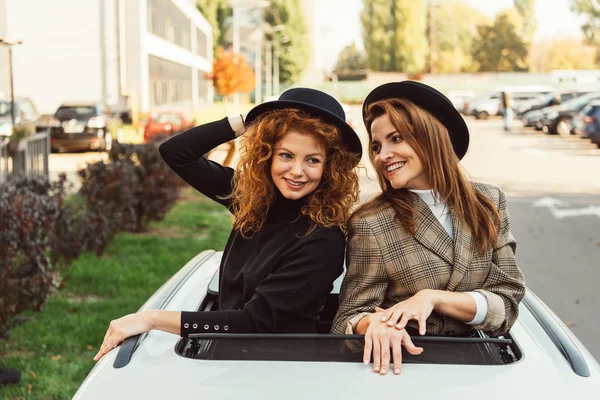 Ler Eleganta Kvinnliga Vänner Svarta Hattar Lutar Från Bilen Lucköppning — Stockfoto