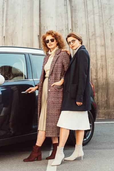 Smiling Fashionable Women Coats Sunglasses Posing Car City Street — Stock Photo, Image