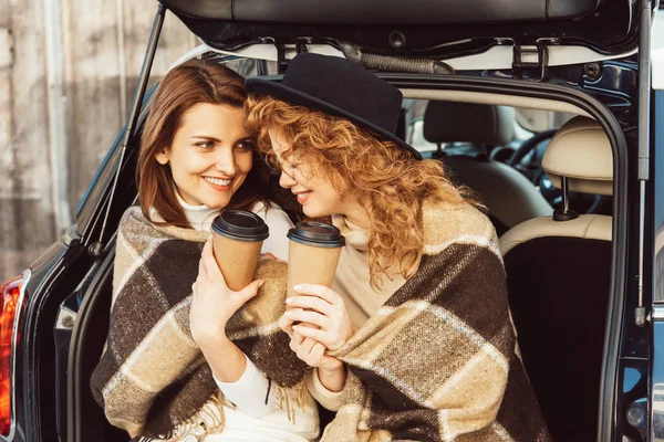 Happy Adult Female Friends Wrapped Blankets Holding Disposable Coffee Cups — Stock Photo, Image