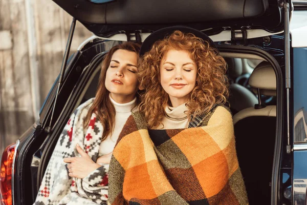 Piękne Kobiety Zamkniętymi Oczami Owinięte Koce Siedząc Bagażniku Samochodu Ulicy — Zdjęcie stockowe