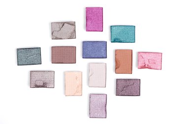 düz lay ile beyaz arka plan üzerinde çeşitli renklerin görücü usulü kaptırdın