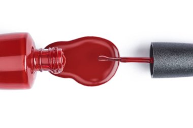 beyaz izole kırmızı oje üstten görünüm 