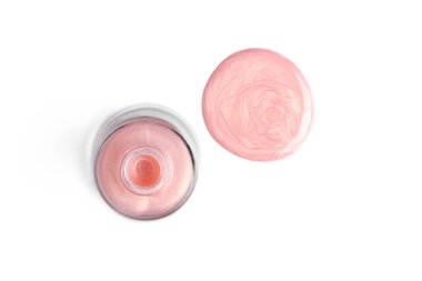 Beyaz arka plan üzerinde pembe oje ve şişe üstten görünüm