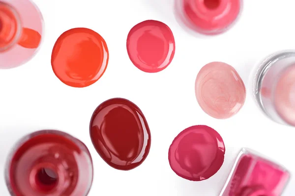 Bovenaanzicht Voor Glanzende Nail Varnish Verschillende Kleuren Wit Wordt Geïsoleerd — Stockfoto