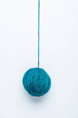 beyaz zemin üzerinde mavi iplik Ball knitiing için üstten görünüm
