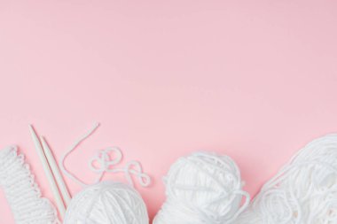 beyaz iplik ve örme iğne pembe zemin üzerinde ile düz lay